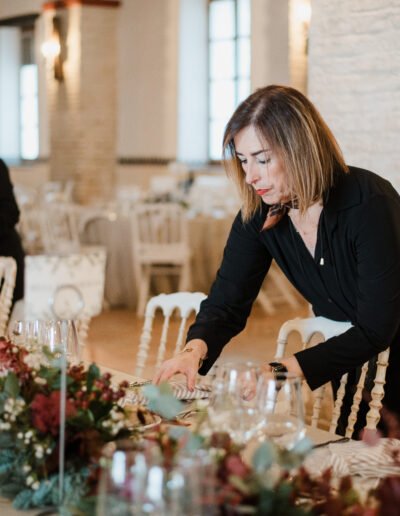 Marta repasando los detalles de las mesas