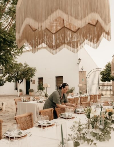 Marta repasando los detalles de las mesas